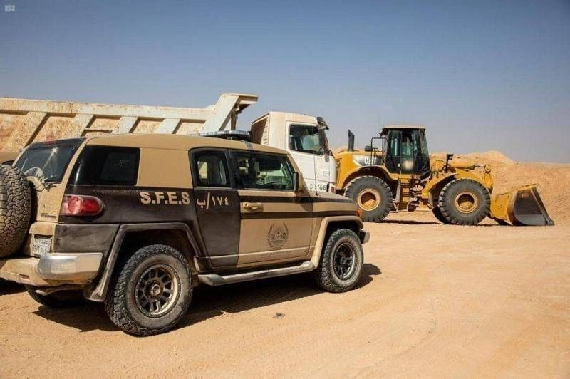 #السعودية | القوات الخاصة لـ #الأمن_البيئي تضبط (8) مخالفين لـ #نظام_البيئة لنقلهم الرمال وتجريف التربة دون ترخيص