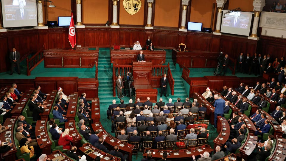 البرلمان التونسي يصادق على مشروع قانون يفوض لرئيس الحكومة إصدار مراسيم لمجابهة كورونا